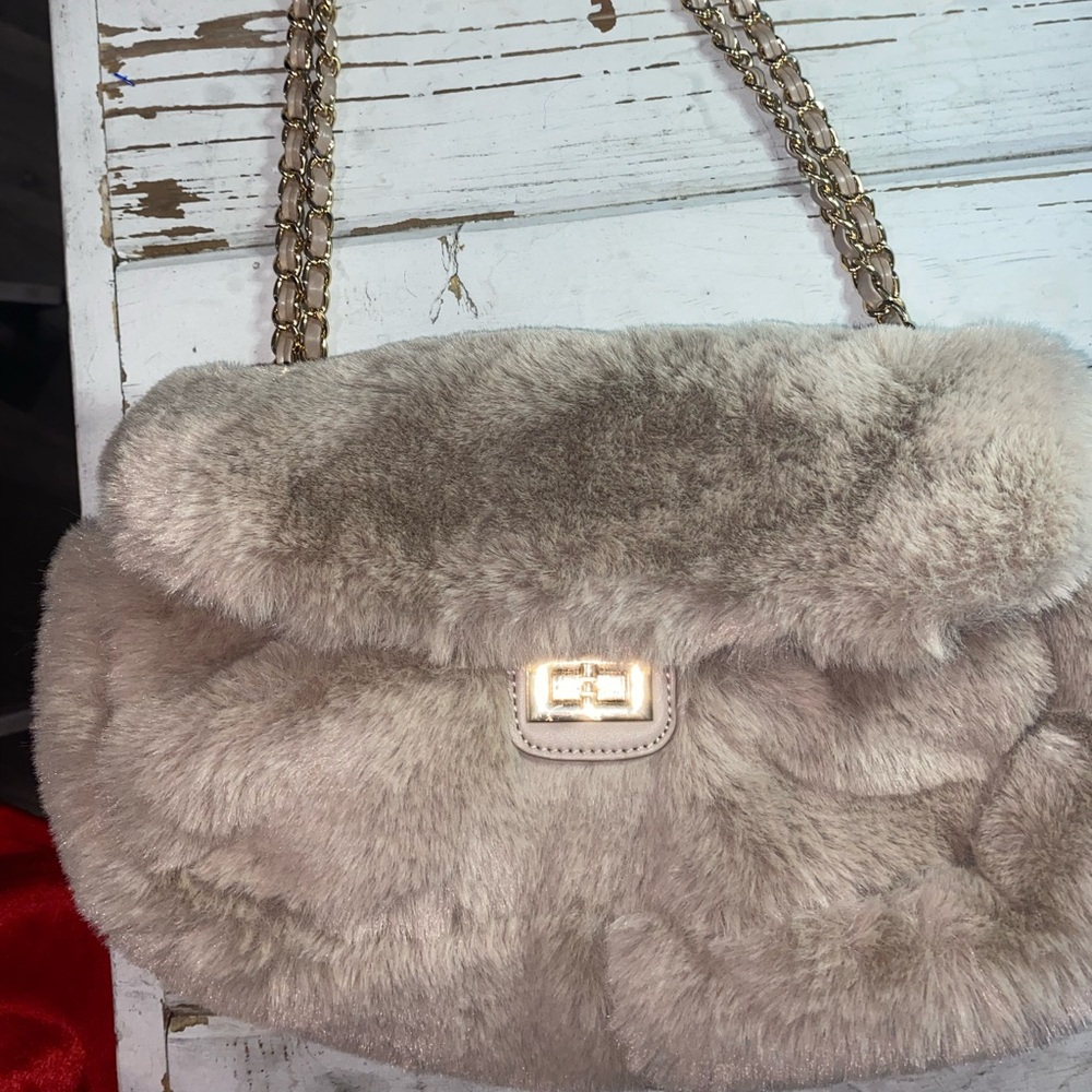 🔥NWT Vegan Fur Shoulder Bag By Expressions NYC with Gold Chain Straps